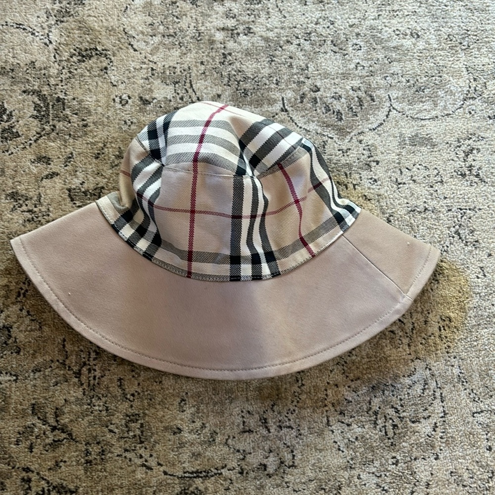 NEW Burbeery bucket hat